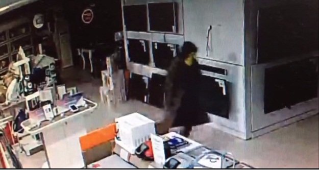 Mağazadan televizyon çalan hırsızlar kayıplara karıştı