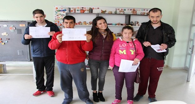 Özel öğrencilerin karne sevinci