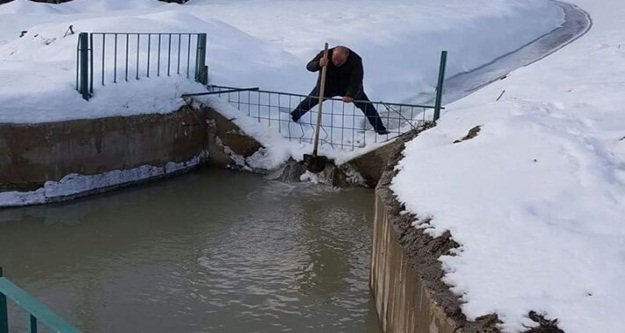 Sulama barajını buz tuttu