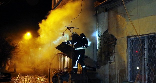 Yangın 2 katlı evi kül etti