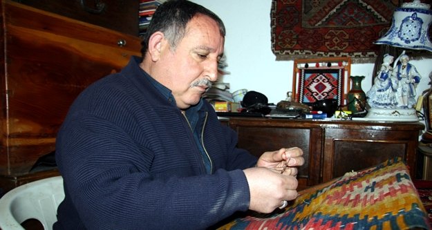 Asırlık halılar usta ellerde yeniden hayat buluyor