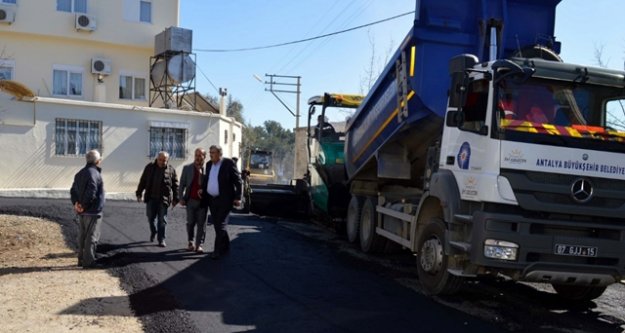 Büyükşehir asfalta komşudan başladı