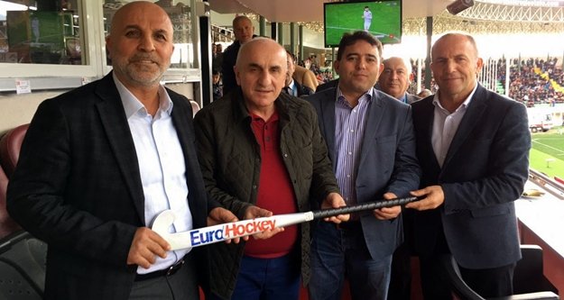 Çavuşoğlu'na stick hediye ettiler