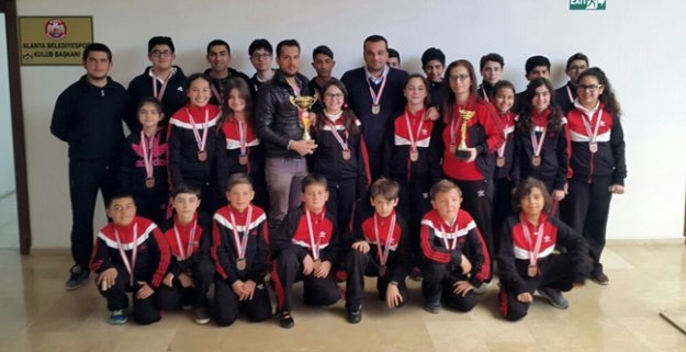 Erken minik şampiyonları ağırladı