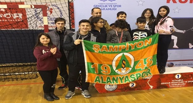 Eskrimciler madalyalarla döndü