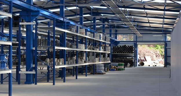 Hızlı hizmet  için dev depolar inşa ediyor