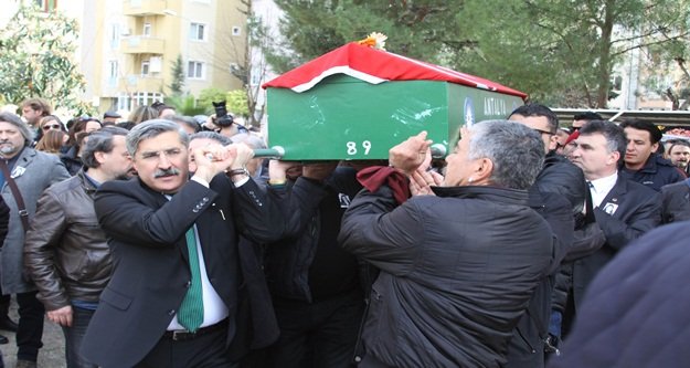 Kansere yenilen sanatçıya veda