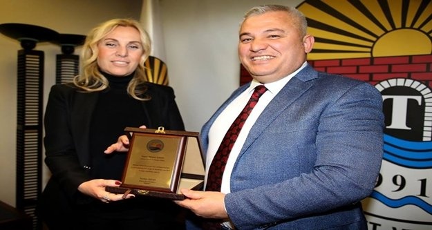 Kent Konseyi'den Şahin'e Plaket