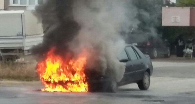 Otomobil seyir halinde alev aldı