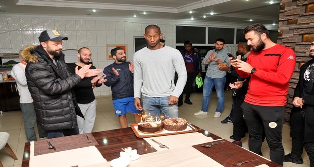 Plet'e sürpriz kutlama