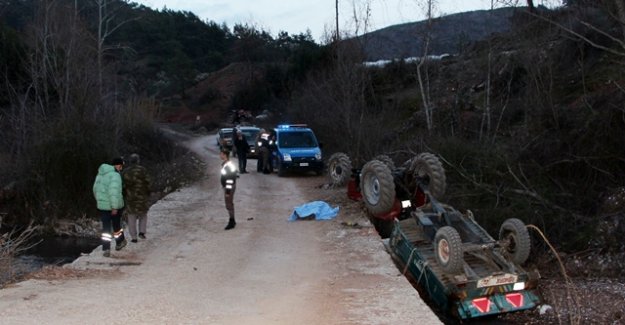 Traktörle bariyer arasında sıkışıp can verdi
