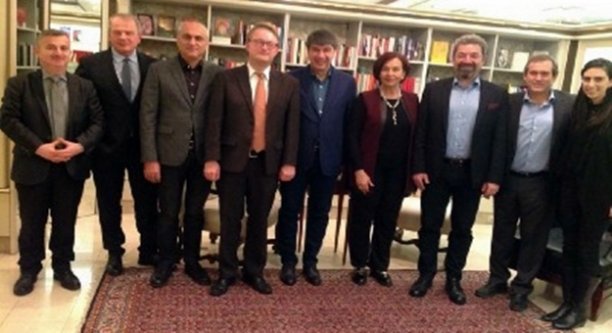 Türel ülke ülke gezip turist topluyor