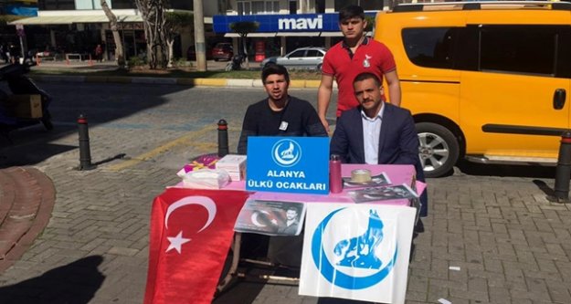 Ülkücüler lokum dağıttı