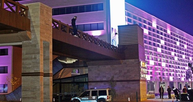 Üst geçide çıktı, polisten Emine'yi istedi