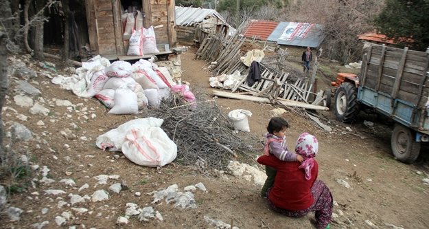22 evin zarar gördüğü heyelanda 2 oğlak telef oldu
