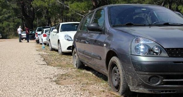 26 aracın lastiklerini kesmişler