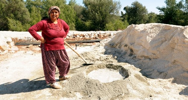 4 çocuğu için kocasıyla inşaat da çalışıyor