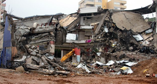 4 katlı bina yerle bir oldu