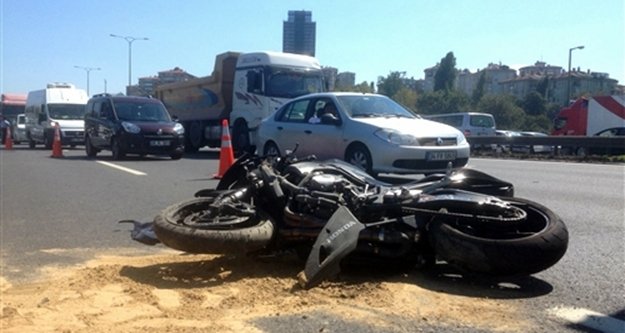 Alanya'da motosikletle otomobil çarpıştı: 3 yaralı
