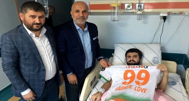 Alanyalı hastaya ‘Vagner Love’ forması