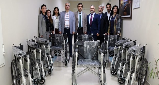 AÜ’den tekerlekli sandalye bağışı