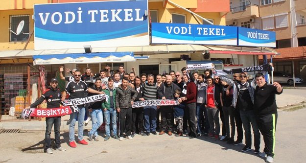 Beşiktaşlılar yağmalanan marketi ziyaret ettiler