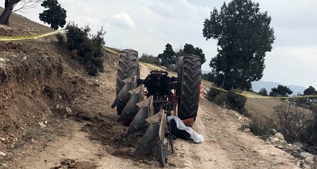 Devrilen traktörün altında kaldı