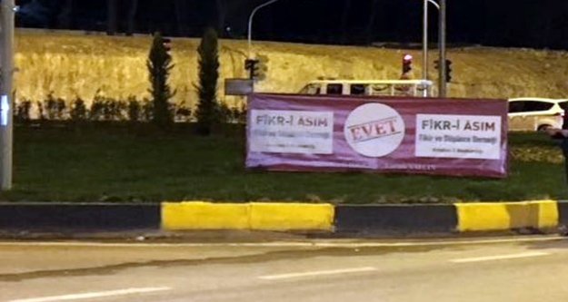 'Evet' afişlerini kaldırttılar