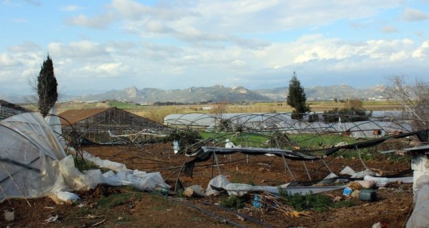 Hortum seraları yerle bir etti