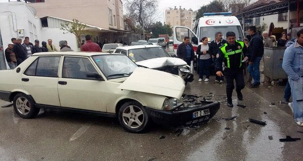 İki araç kafa kafaya çarpıştı