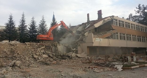 İmam Hatip Lisesi yıkıldı