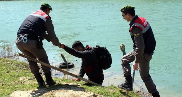 Jandarmadan yüzerek kaçmaya çalıştı