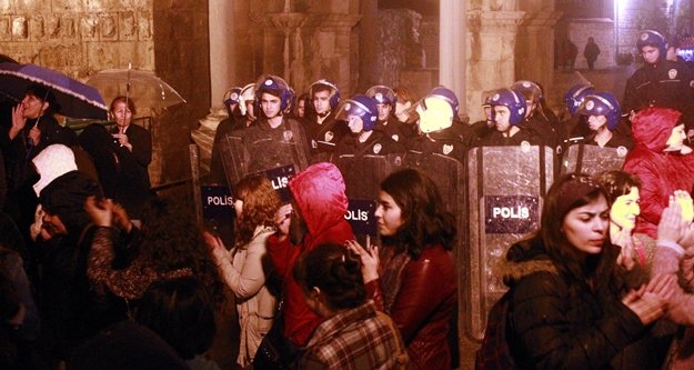 Kadınların 8 Mart yürüyüşüne polis engeli