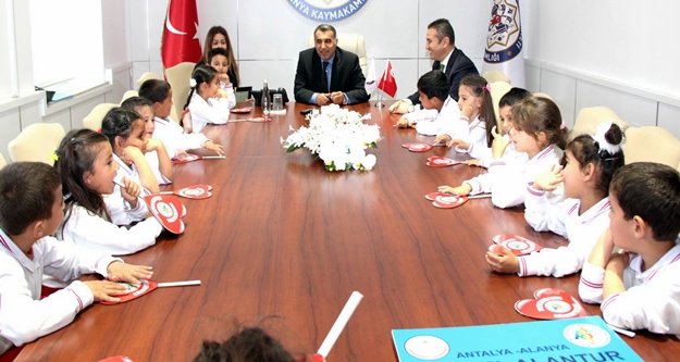 Kaymakam Harputlu'nun minik ziyaretçileri