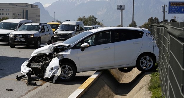 Kontrolü kaybetti refüje çıktı