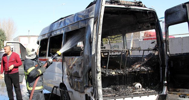 Midibüs yandı kül oldu