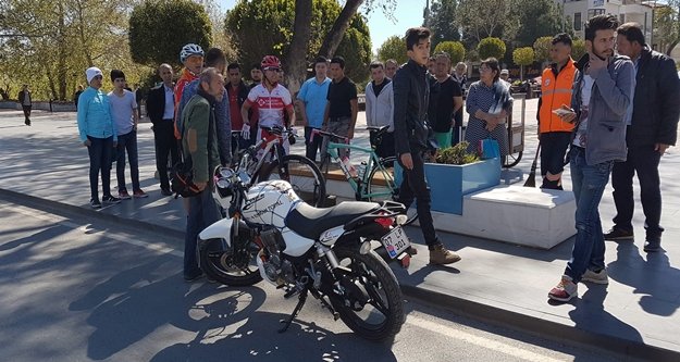 Milli bisikletçiye motosiklet çarptı
