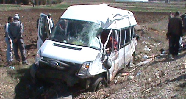 Minibüs çarptı hayatını kaybetti