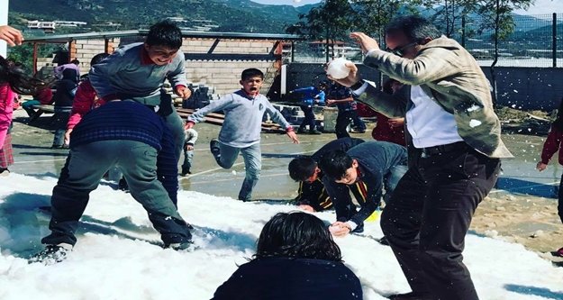 Nurettin Uludağ'a kar topu saldırısı