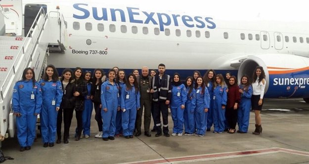 Öğrencilere uçak gezisi