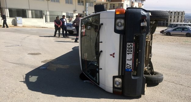 Otomobil ile minibüs çarpıştı: 4 yaralı var