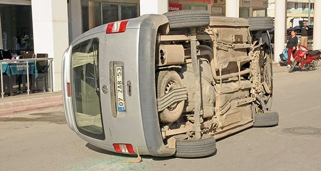 Park halindeki araca çarptı