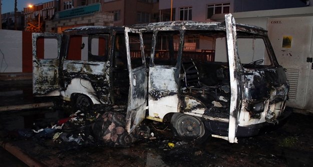 Park halindeki minibüs alev aldı