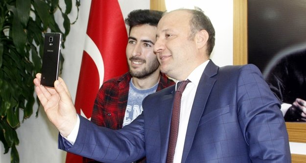 Rektör faturasını ödediği öğrenci ile buluştu