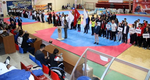 Şampiyona muhteşem törenle açıldı