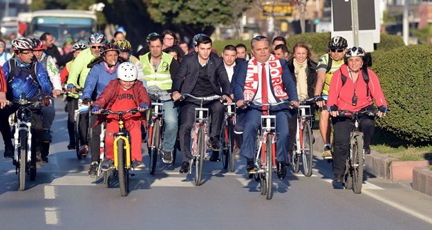 Belediye Başkanı işe bisikletle gitti