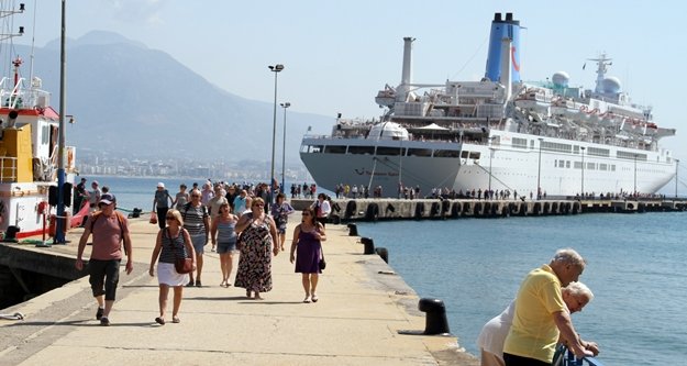 Yılın ilk yolcu gemisi Alanya Limanı'na yanaştı