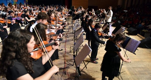 200 çocuktan müzikli 23 Nisan kutlaması