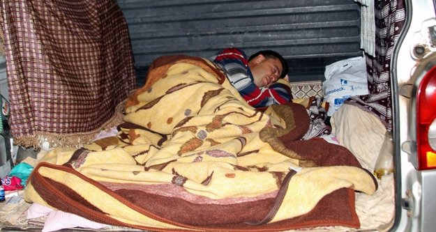 30 gündür hastane bahçesinde kalıyor