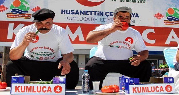 Acı biber yeme yarışmasında renkli görüntüler